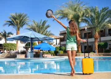turystka z walizka przy basenie w Egipcie